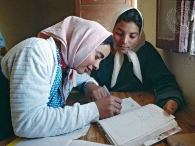 En ung kvinne deltar på voksenopplæring i lesing og skriving i Maktar, Tunisia. Foto: UN Photo/Sanjeev Kumar
